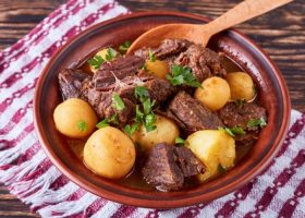 طريقة عمل كباب الحلة بالبطاطس