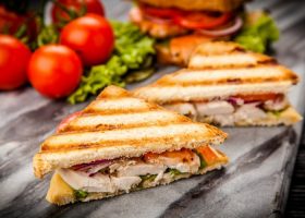 طريقة عمل ساندويش دجاج بالصلصة الفرنسية