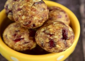 طريقة عمل كرات الشوفان بالتوت البري