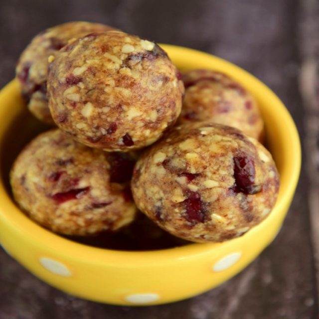 طريقة عمل كرات الشوفان بالتوت البري