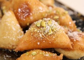 طريقة عمل حلى السميد المحشو بالجبن الكريمي المقلي