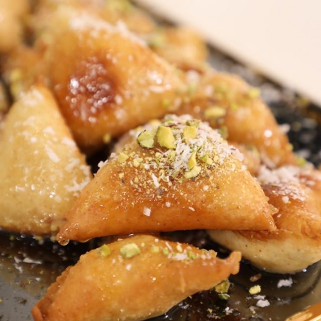 طريقة عمل حلى السميد المحشو بالجبن الكريمي المقلي