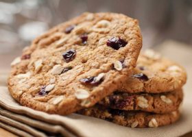 طريقة عمل كوكيز بالزبيب والشوفان