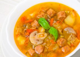 طريقة عمل شوربة الفطر مع النقانق