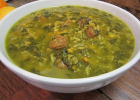 طريقة عمل شوربة ورق العنب