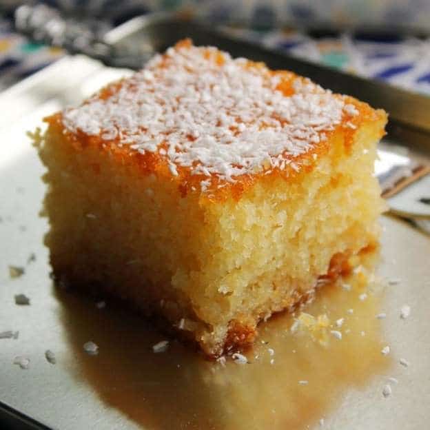 طريقة عمل كيكة البسبوسة بالزبادي