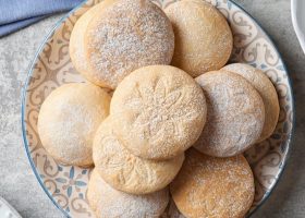 طريقة عمل بسكويت السميد