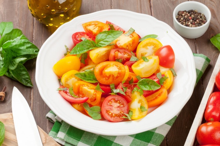 طريقة عمل سلطة الطماطم الملونة بالريحان وزيت الزيتون