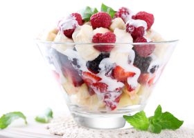 طريقة عمل زبادي بالفواكة