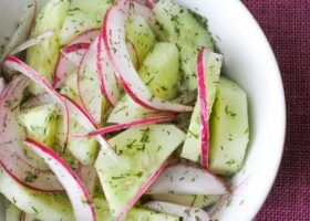 طريقة عمل سلطة الخيار والبصل