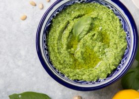 طريقة عمل اللبنة مع البيستو