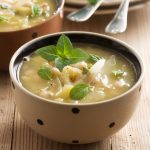طريقة عمل شوربة السبانخ بالفاصوليا البيضاء للرجيم