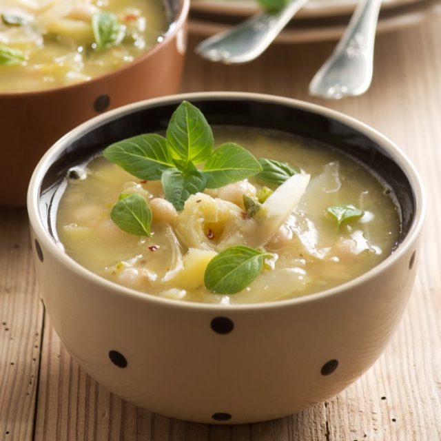 طريقة عمل شوربة السبانخ بالفاصوليا البيضاء للرجيم