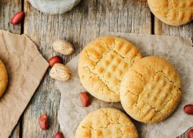 طريقة عمل كوكيز الفول السوداني بثلاث مكونات للنباتيين