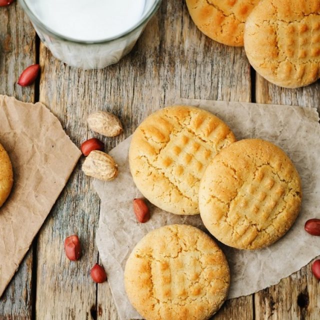 طريقة عمل كوكيز الفول السوداني بثلاث مكونات للنباتيين