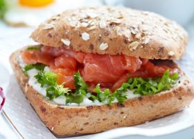 طريقة عمل ساندويش السلمون المدخن للرجيم