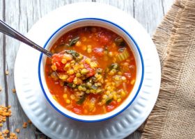 طريقة عمل شوربة العدس والطماطم بالخضار