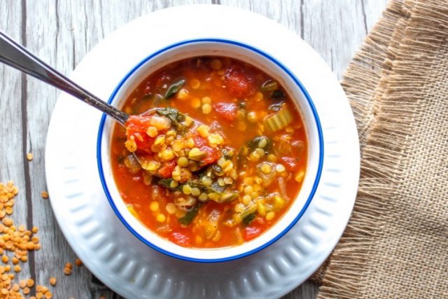 شوربة العدس والطماطم بالخضار