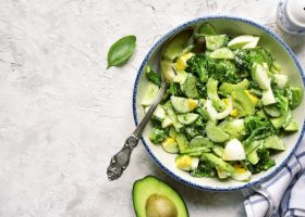 طريقة عمل سلطة الأفوكادو بالبروكلي والبيض