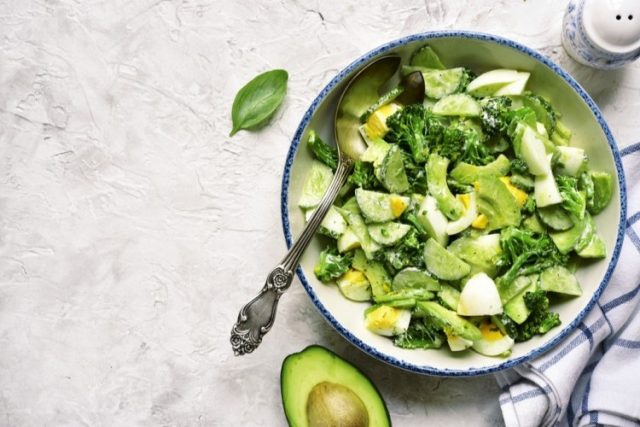 طريقة عمل سلطة الأفوكادو بالبروكلي والبيض