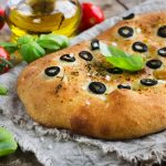 طريقة عمل خبز الفوكاشيا بالزيتون