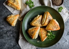 طريقة عمل فطائر الجبن الأبيض بالبقدونس