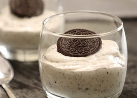 طريقة عمل حلى كاسات الأوريو بالكريمة والقشطة