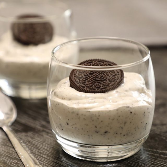 طريقة عمل حلى كاسات الأوريو بالكريمة والقشطة