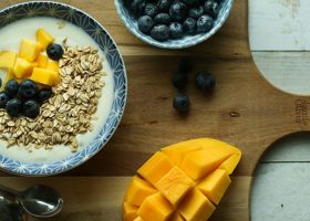 طريقة عمل المهلبية بالشوفان والتوت والمانجو