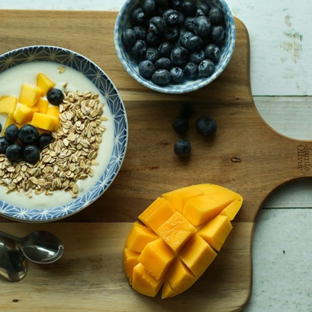 طريقة عمل المهلبية بالشوفان والتوت والمانجو