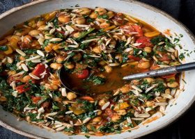 طريقة عمل يخنة الحمص واللوز الإسباني