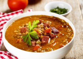 طريقة عمل شوربة العدس باللحم