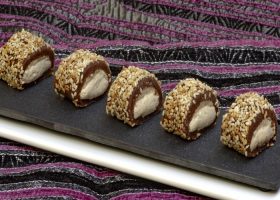 طريقة عمل حلى التمر بالحلاوة الطحينية