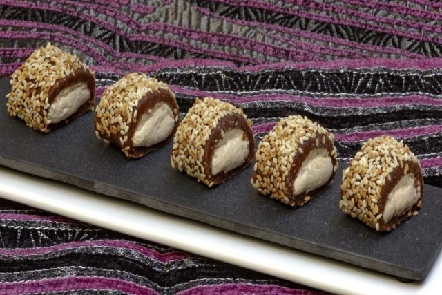 طريقة عمل حلى التمر بالحلاوة الطحينية