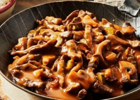 طريقة عمل لحم بالفطر والصلصة