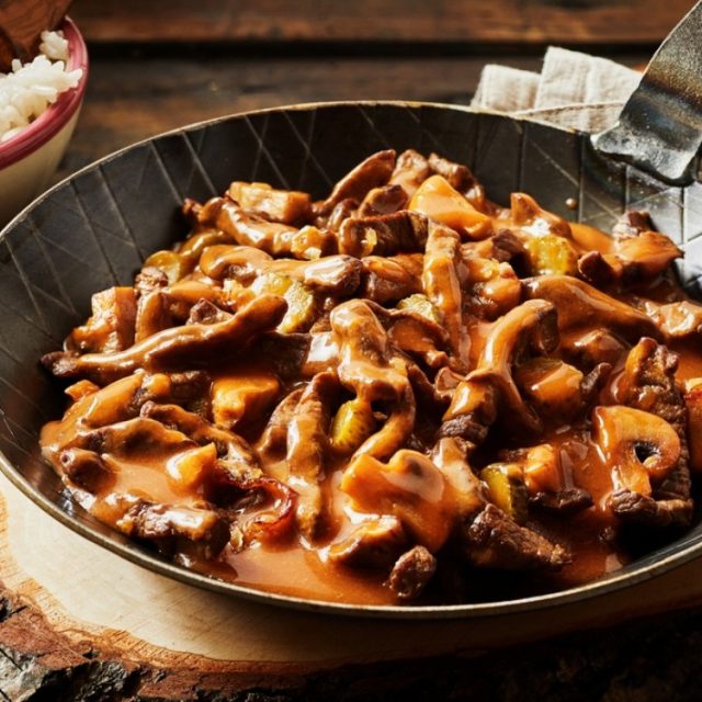 طريقة عمل لحم بالفطر والصلصة