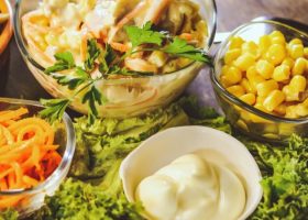 طريقة عمل سلطة المطاعم بصوص الزبادي