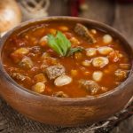 طريقة عمل فاصوليا بيضاء باللحم والطماطم