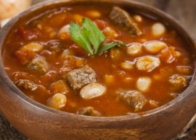 طريقة عمل فاصوليا بيضاء باللحم والطماطم