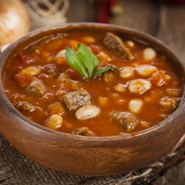 طريقة عمل فاصوليا بيضاء باللحم والطماطم