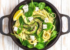 طريقة عمل باستا بالأفوكادو والسبانخ