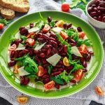 طريقة عمل سلطة الفاصوليا الحمراء مع الجرجير والطماطم