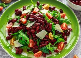 طريقة عمل سلطة الفاصوليا الحمراء مع الجرجير والطماطم