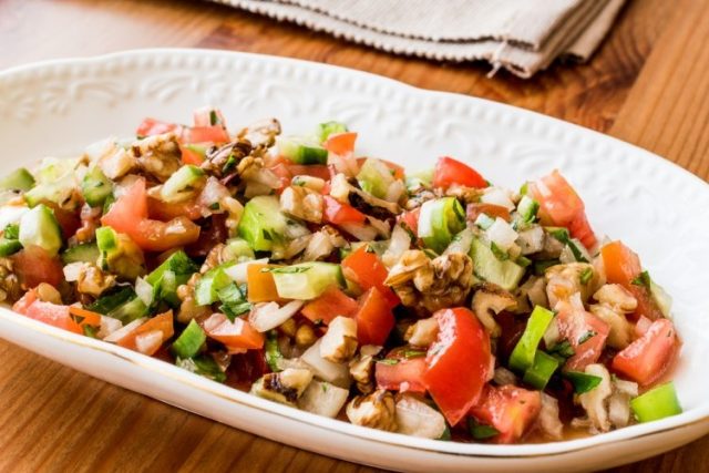 طريقة عمل سلطة تركية بالجوز