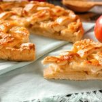 طريقة عمل فطيرة التفاح السهلة والسريعة