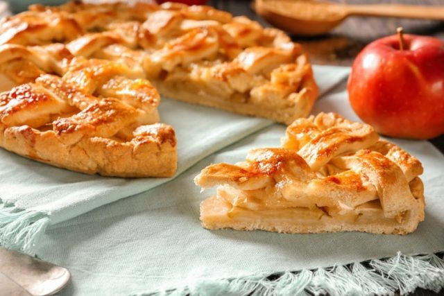 طريقة عمل فطيرة التفاح السهلة والسريعة