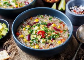 طريقة عمل شوربة الكينوا بالخضار من المطبخ المكسيكي