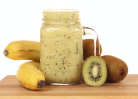 طريقة عمل سموذي الكيوي بالموز