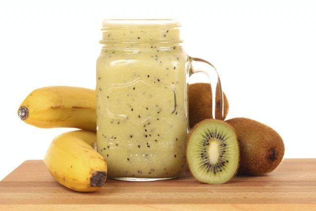 طريقة عمل سموذي الكيوي بالموز