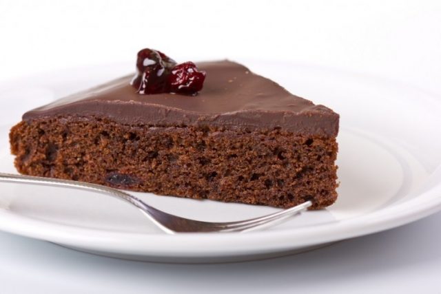 طريقة عمل ترافيل كيك بالشوكولاتة الداكنة